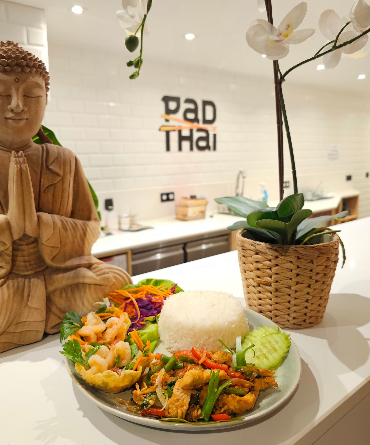 Intérieur du restaurant PAD THAI à Gerpinnes Bultia avec statue Bouddha et plat thaï coloré